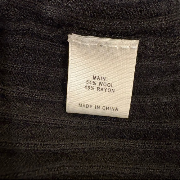 ST JOHN Wool Short Sleeve Ribbed Knit Sweater Size Medium - Picture 5 of 6